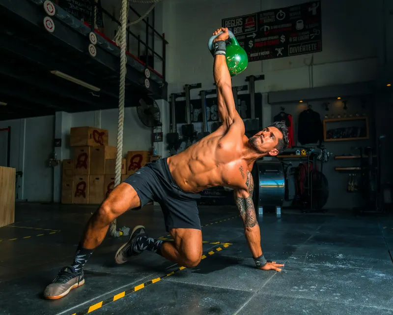 Atleta fazendo levantamento turco com kettlebell