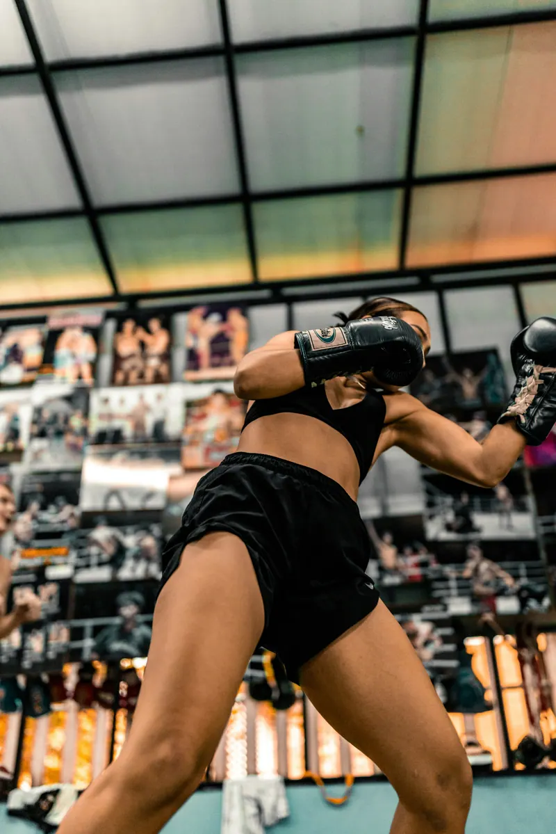 Treinadora Camila em aula de boxe