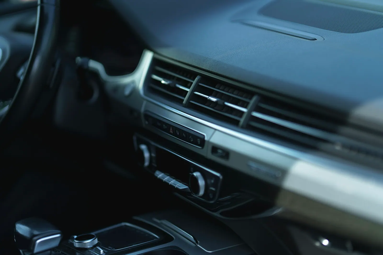 Console central de carro moderno em tons azulados