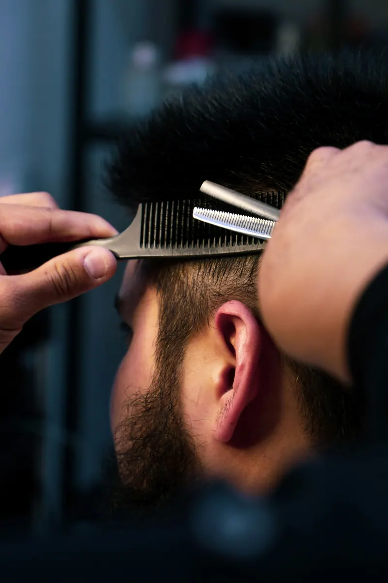 Acabamento do corte com pente e navalha