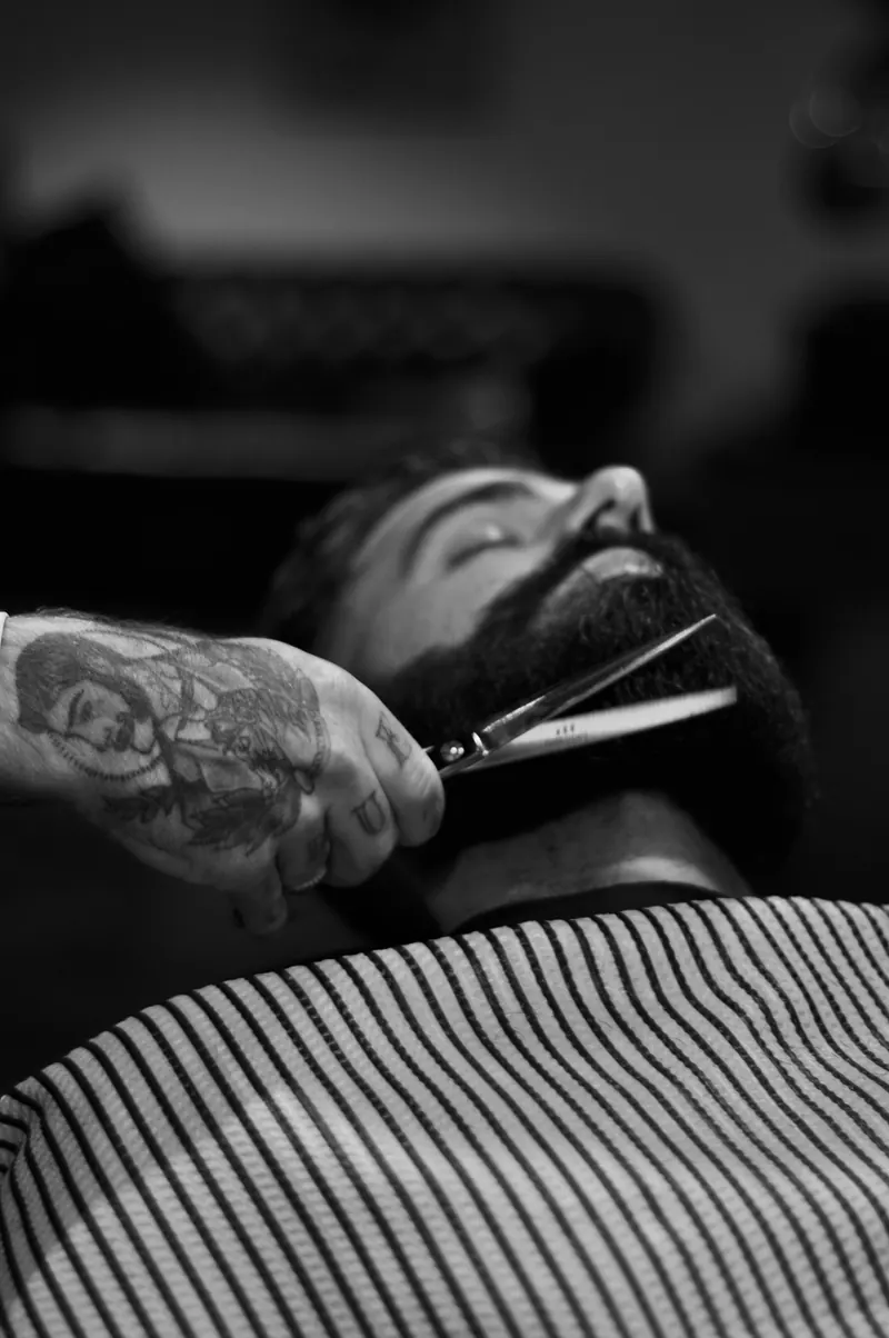 Barba feita na navalha em preto e branco