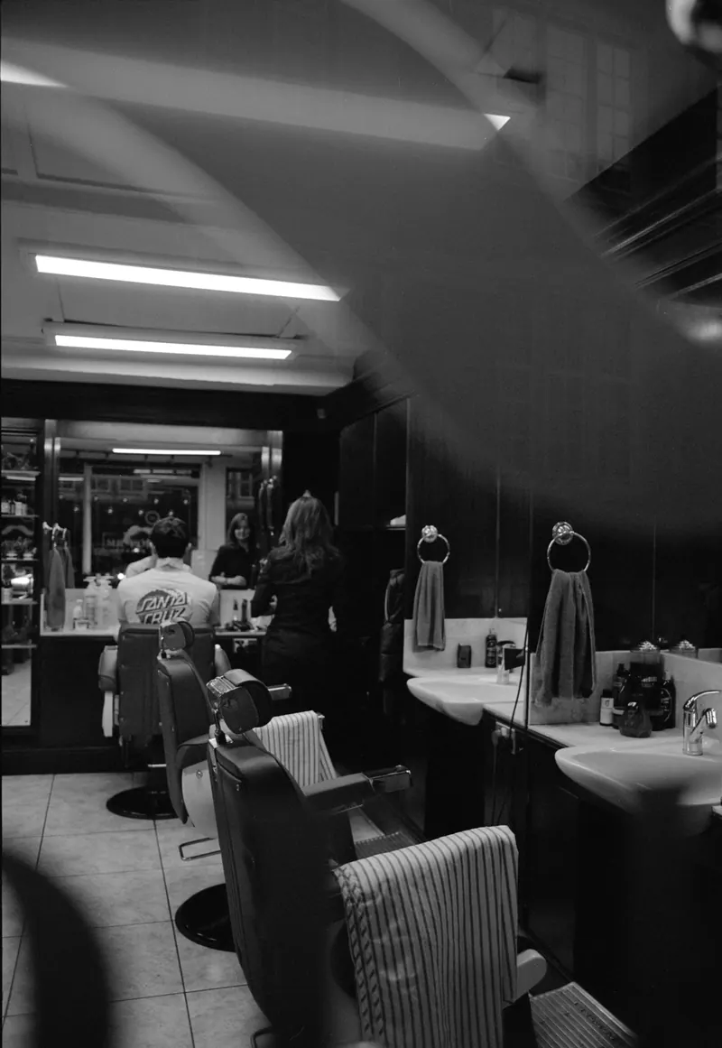 Interior de barbearia em preto e branco