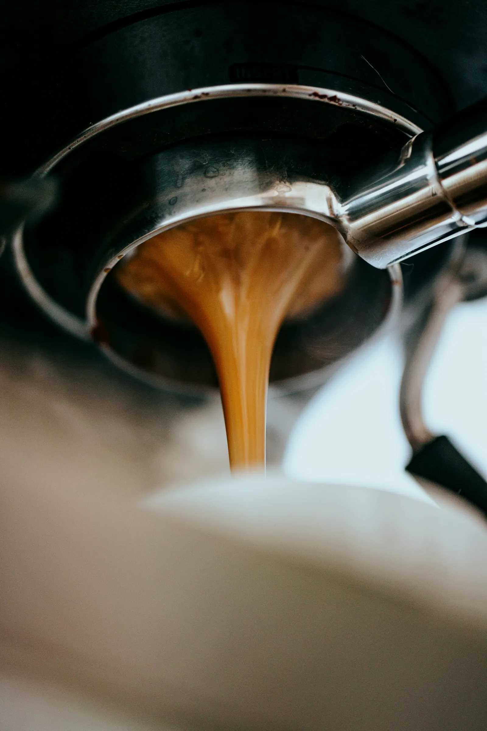 Extração de espresso escorrendo do porta-filtro