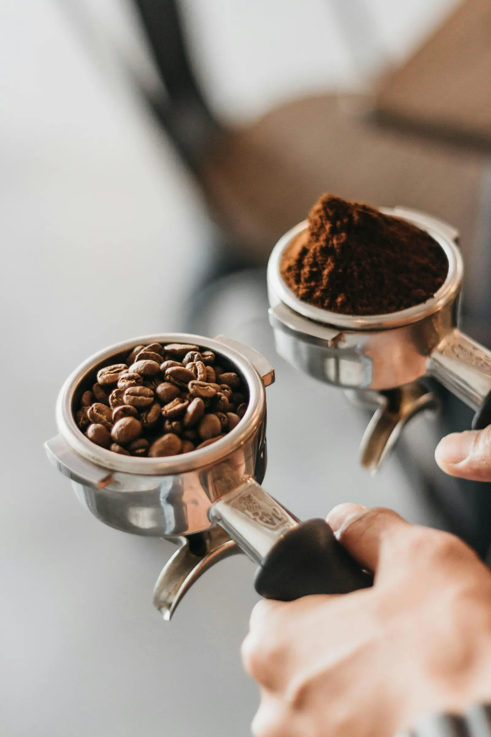 Porta-filtros com grãos e café moído