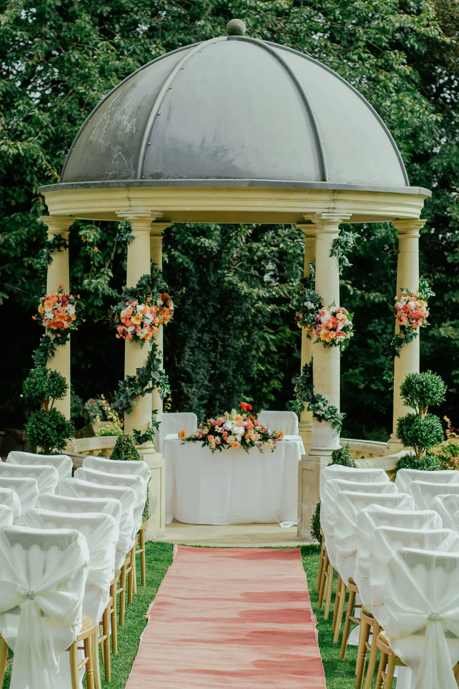 Altar de cerimônia em coreto no jardim