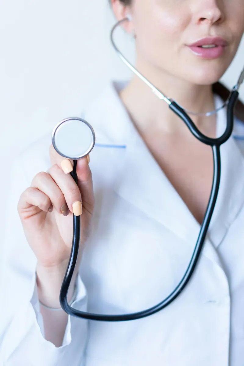 Médica segurando o estetoscópio