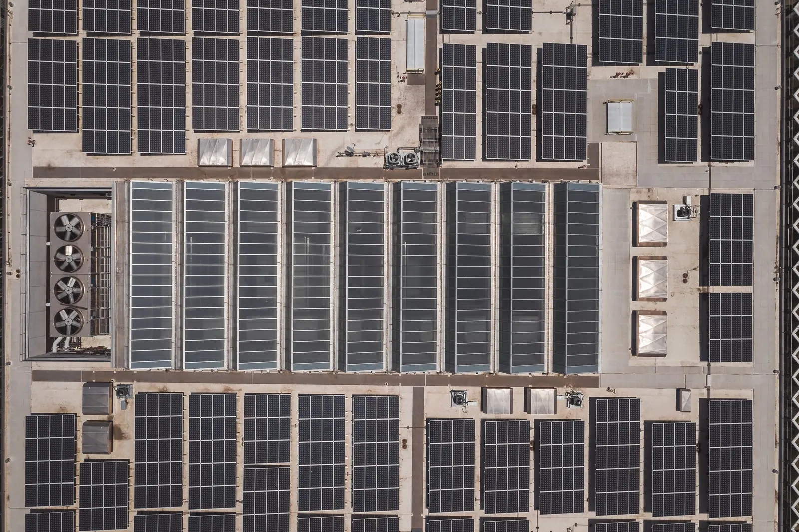 Vista aérea de uma cobertura comercial coberta de painéis solares