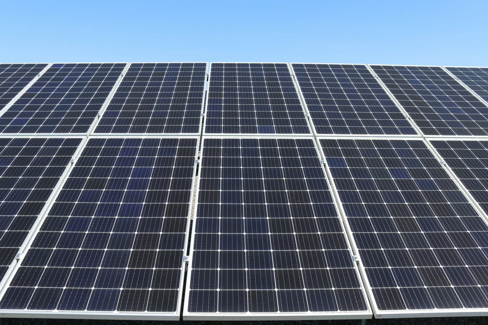 Detalhe das células de um painel solar sob a luz do dia