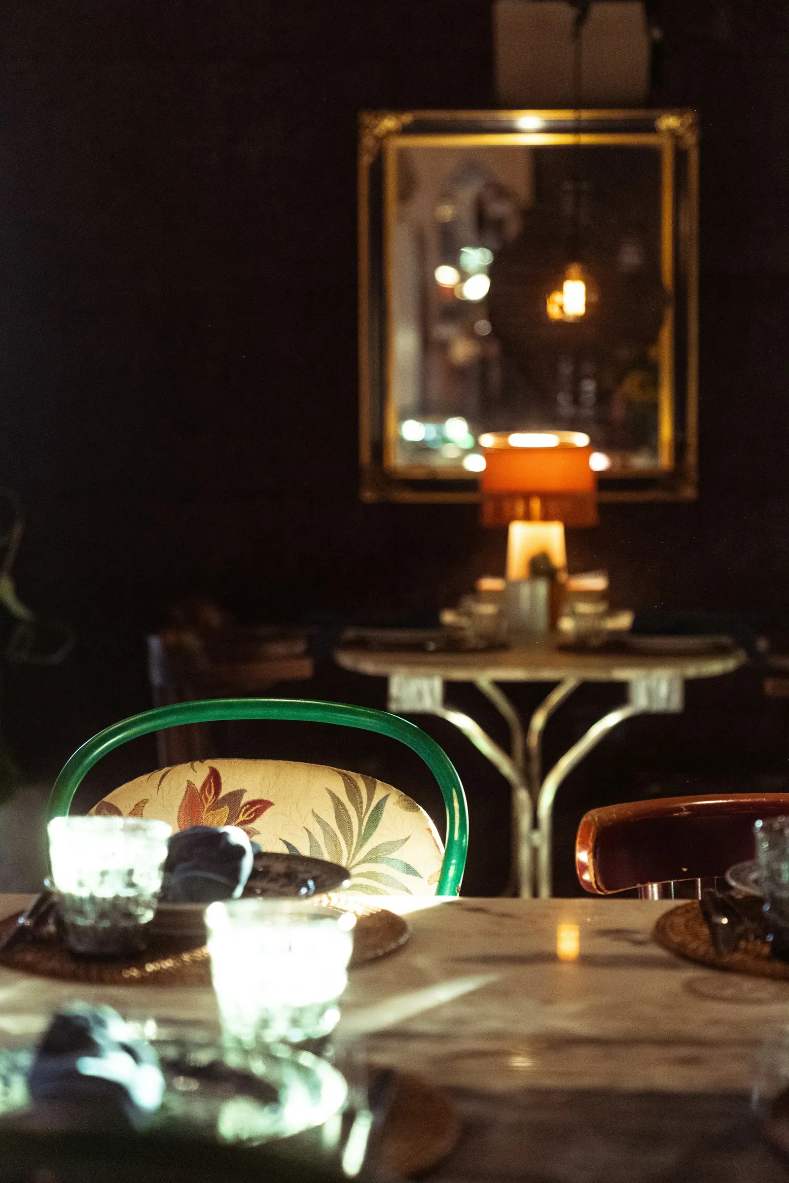 Mesa do bar com abajur aceso e luz baixa