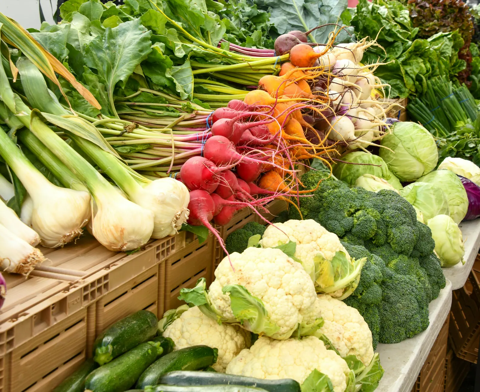 Banca com verduras frescas, couve-flor, brócolis e rabanetes