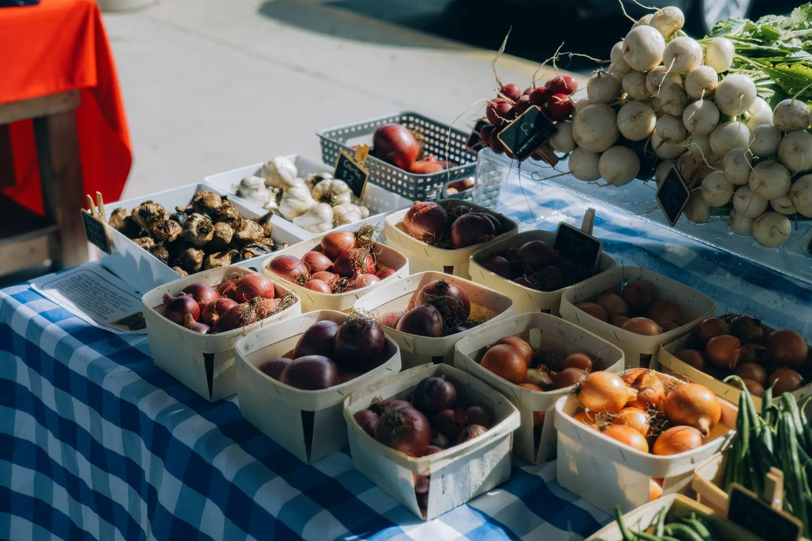 Cestinhas de frutas sobre toalha xadrez