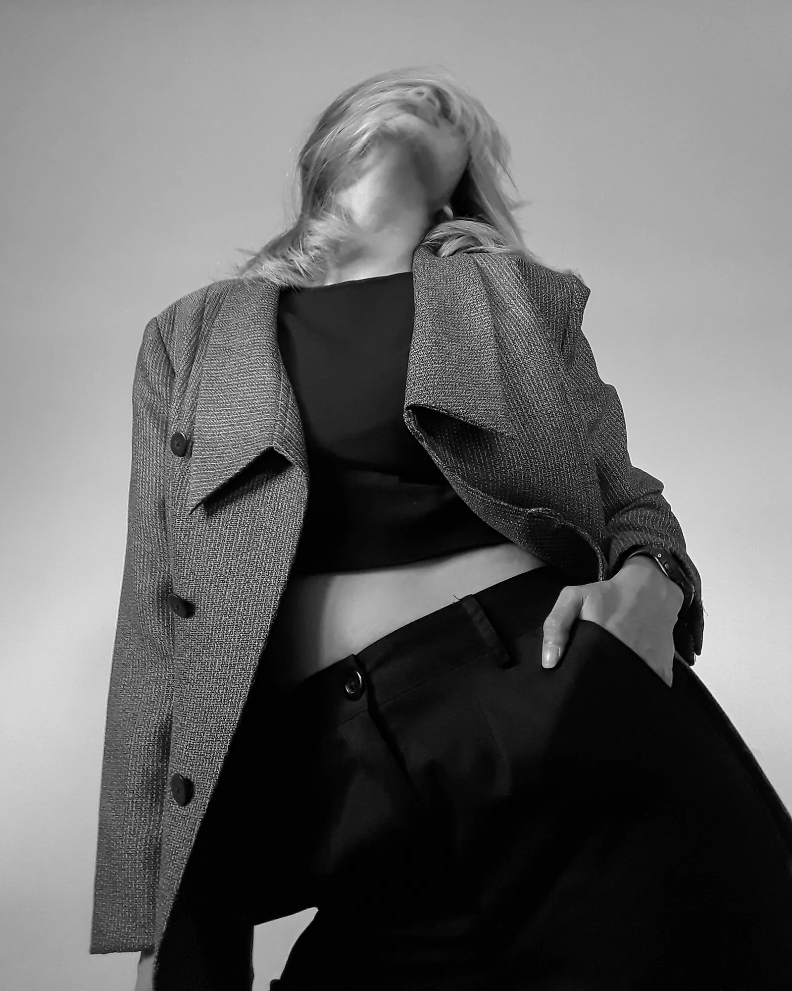 Modelo de blazer xadrez em estúdio, preto e branco