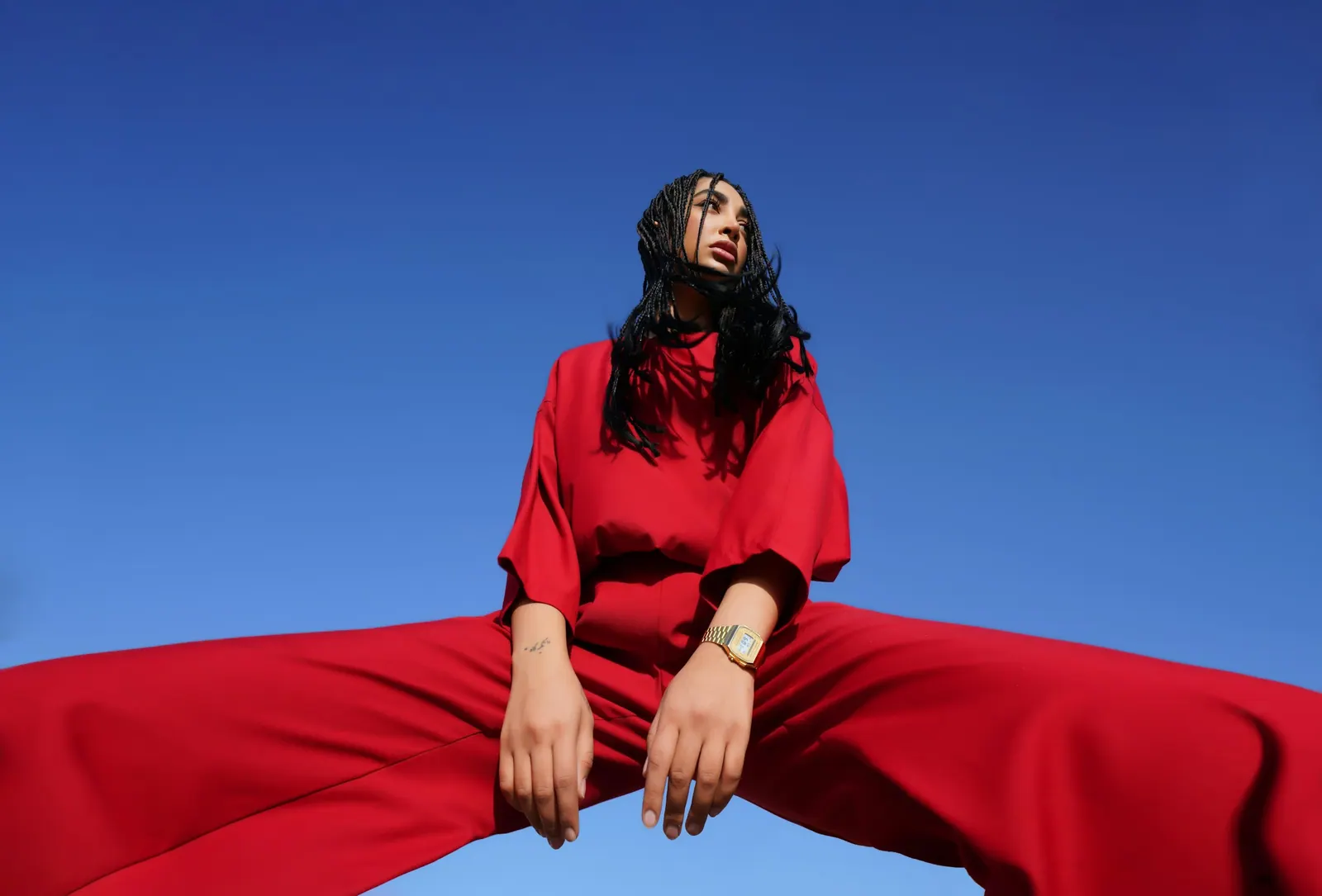 Modelo de conjunto vermelho contra o céu azul