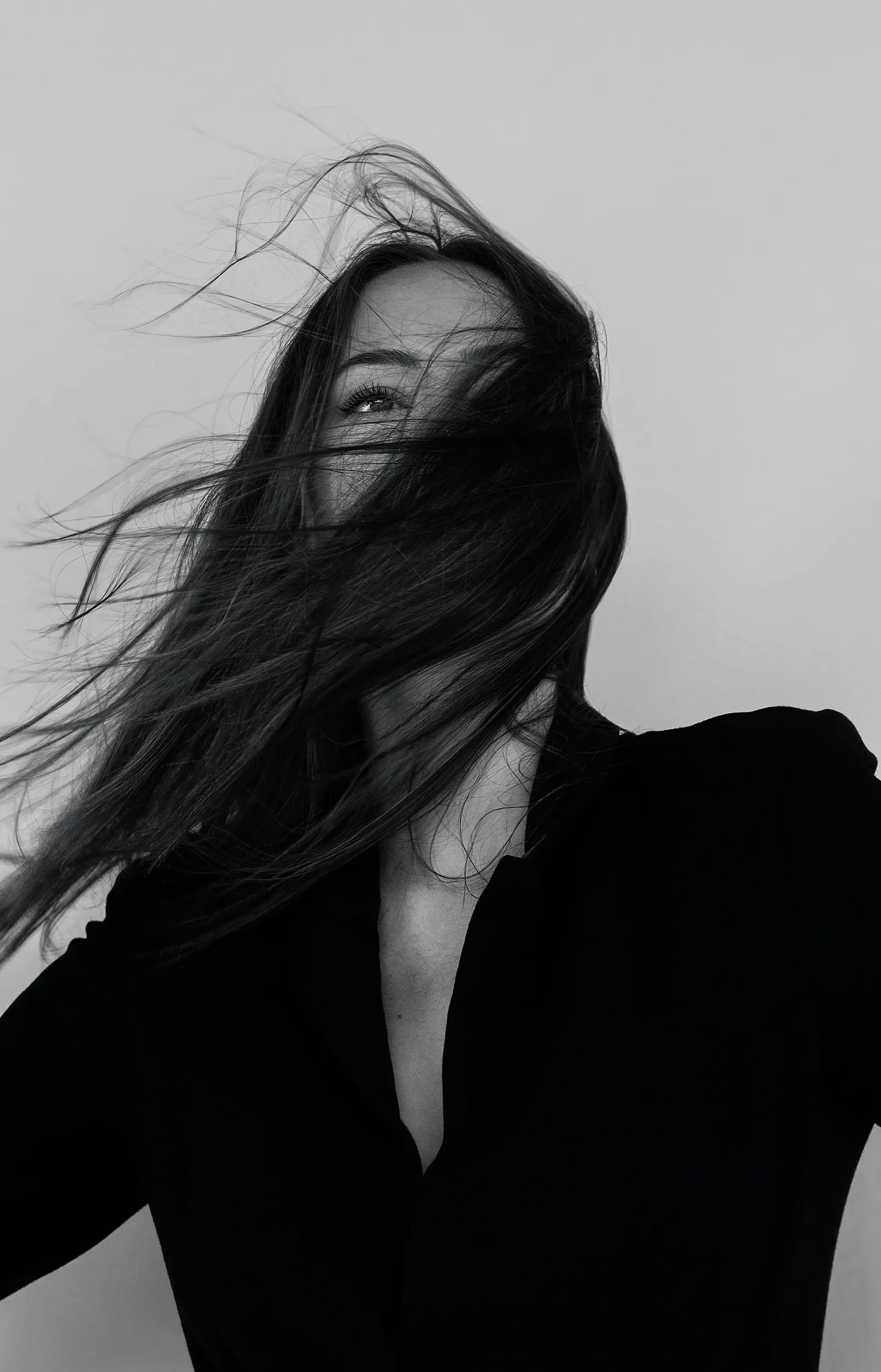 Retrato em preto e branco com cabelo ao vento