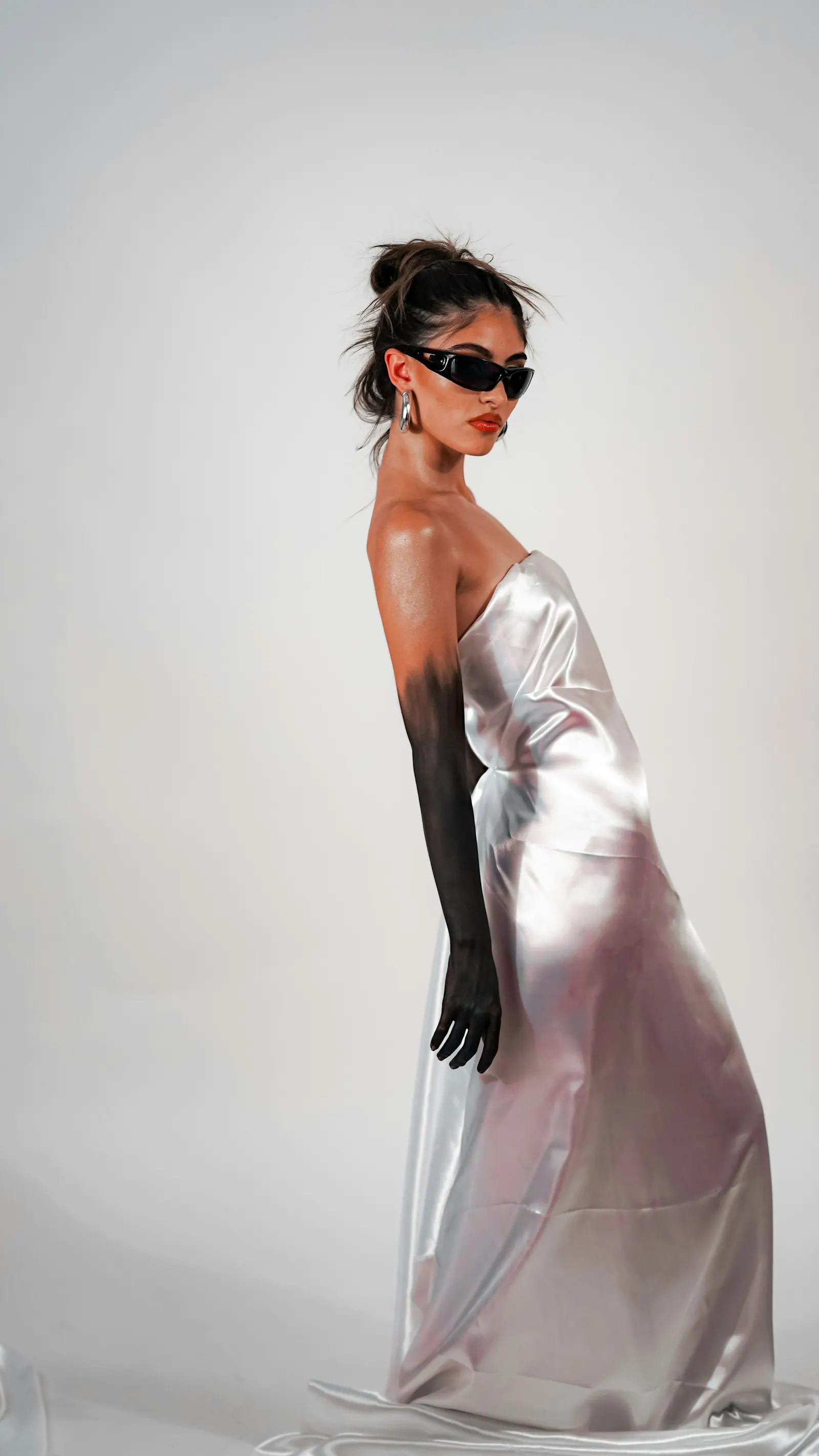 Modelo de vestido de cetim em estúdio claro