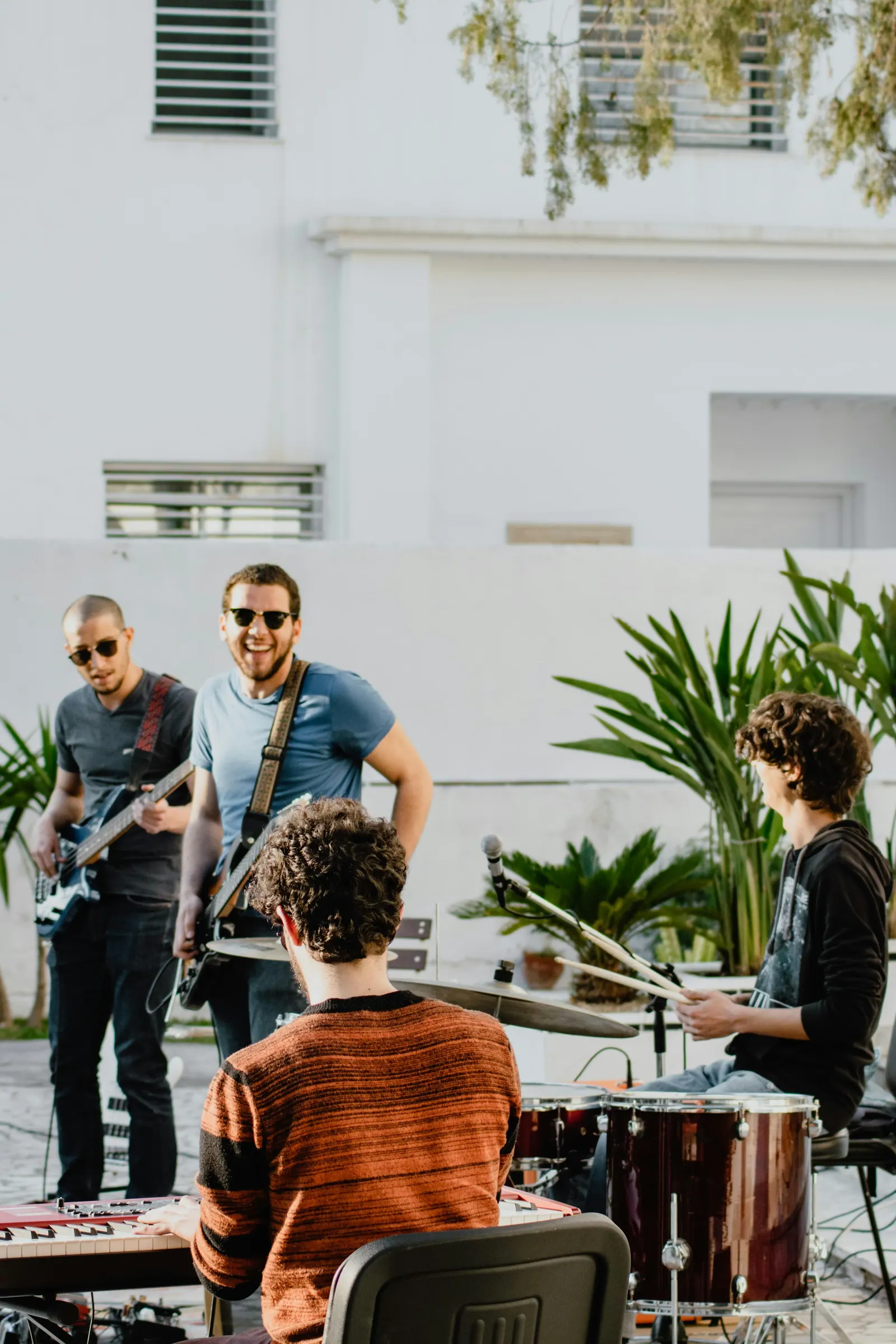 Banda tocando ao ar livre entre plantas