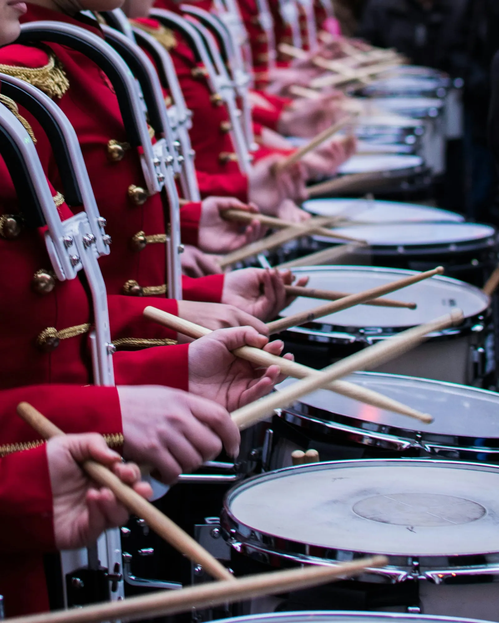 Mãos com baquetas tocando caixas