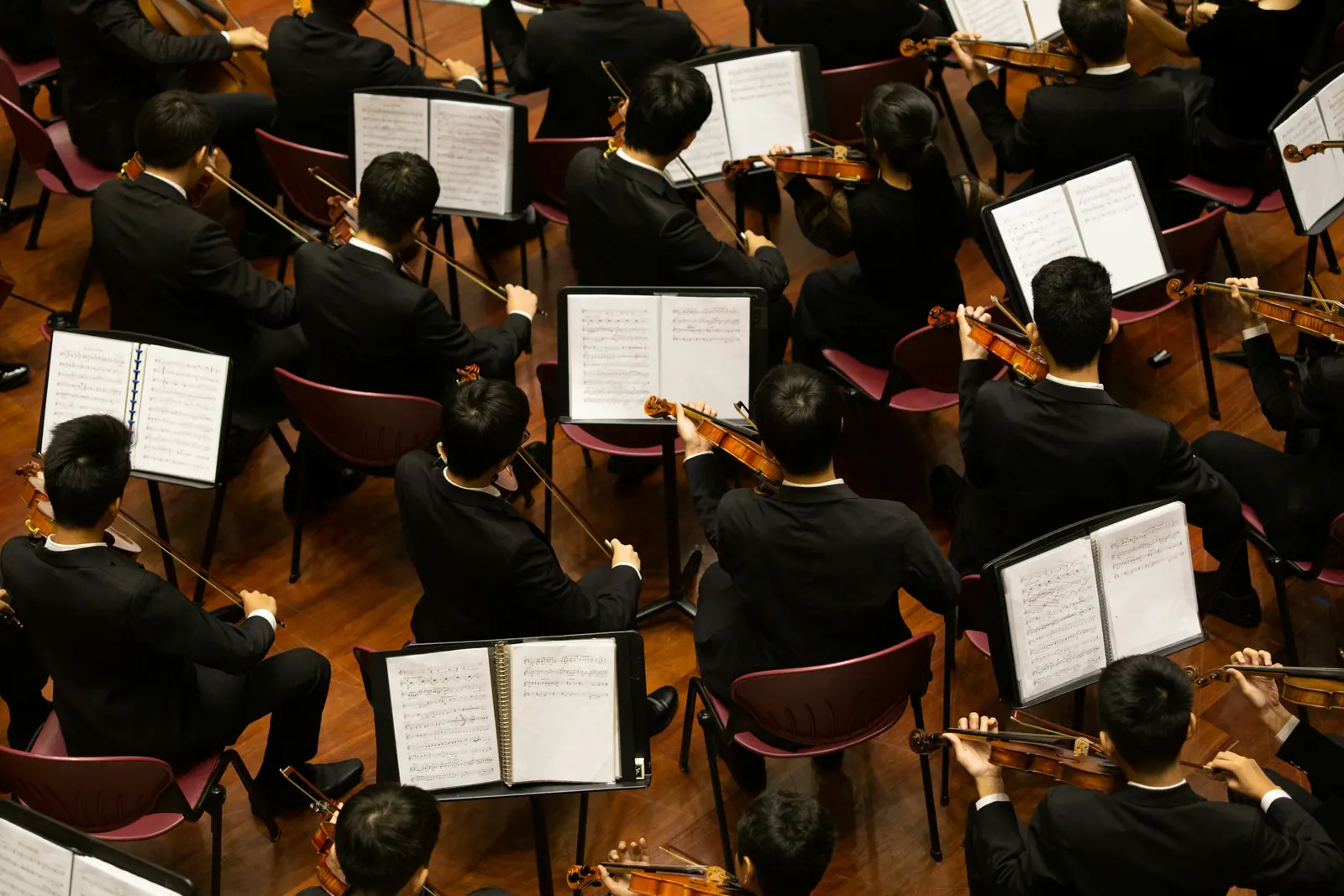 Orquestra com partituras vista de cima