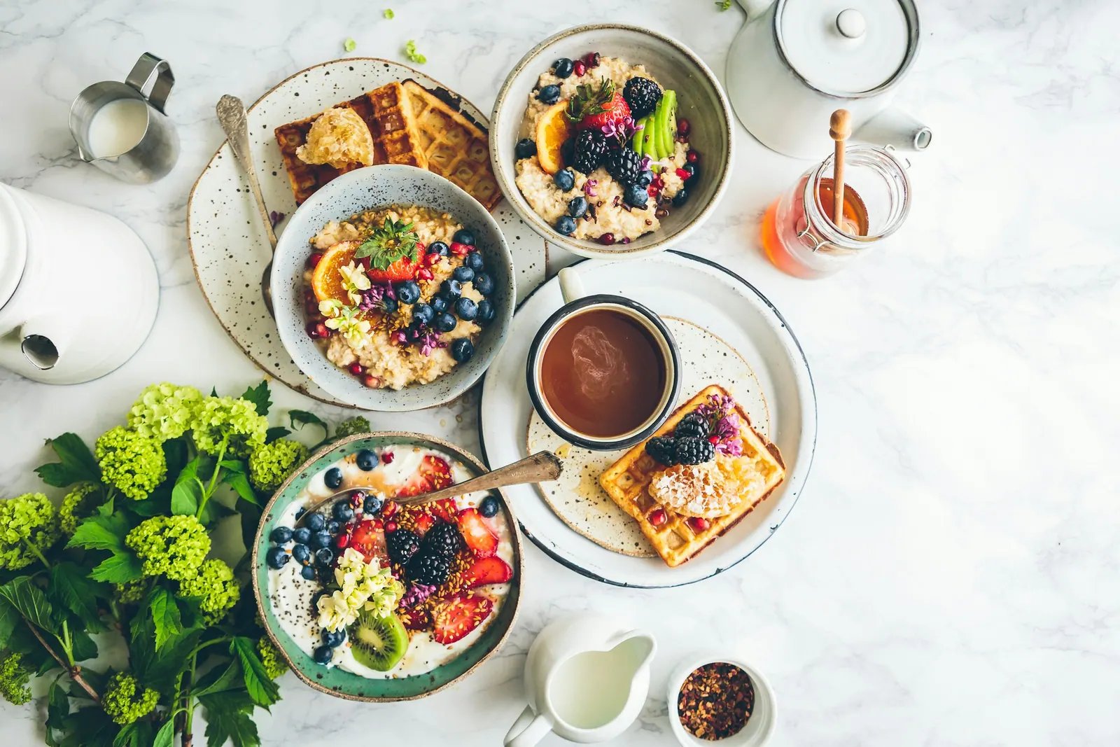 Café da manhã completo com frutas e pães