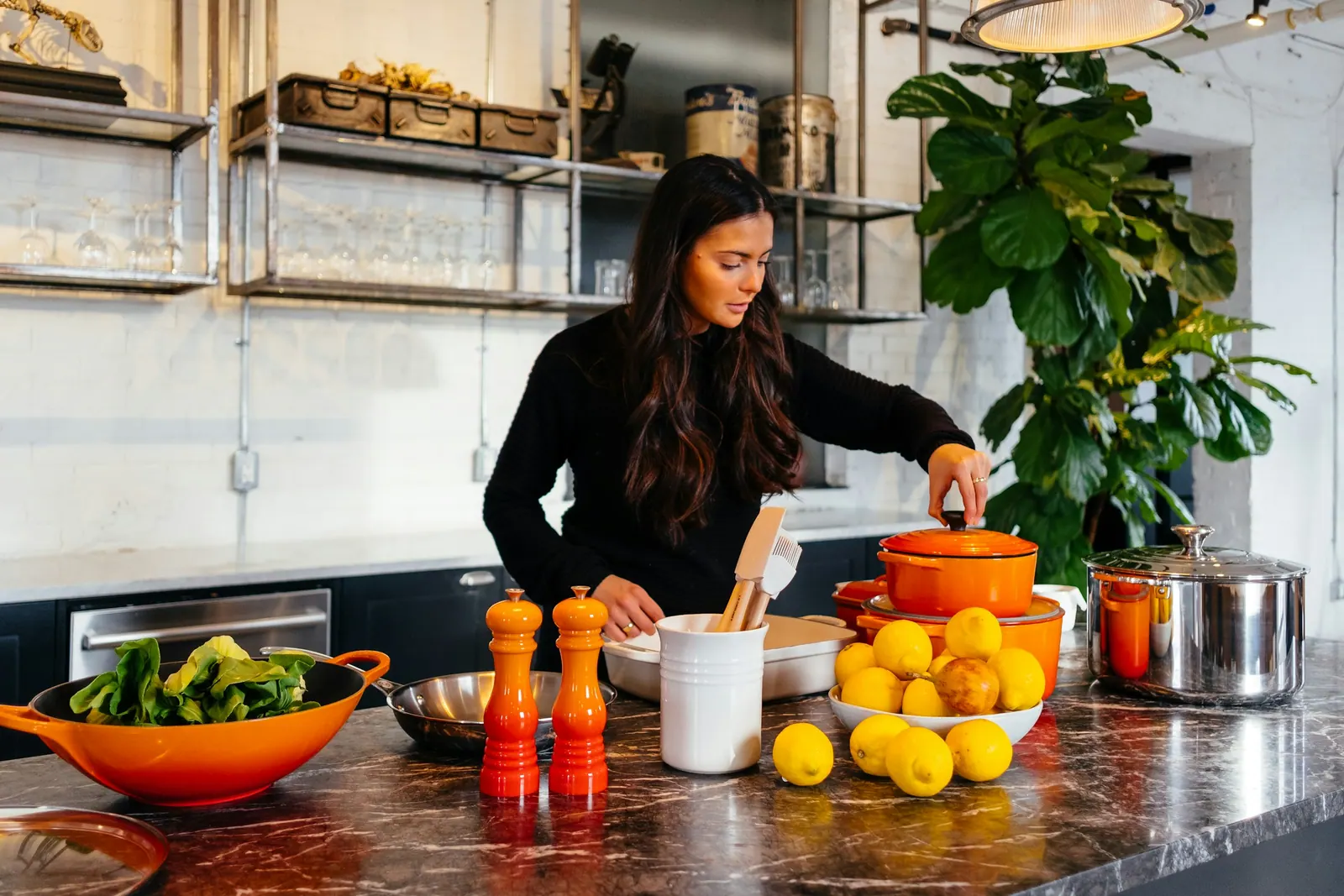 Pessoa cozinhando legumes em casa