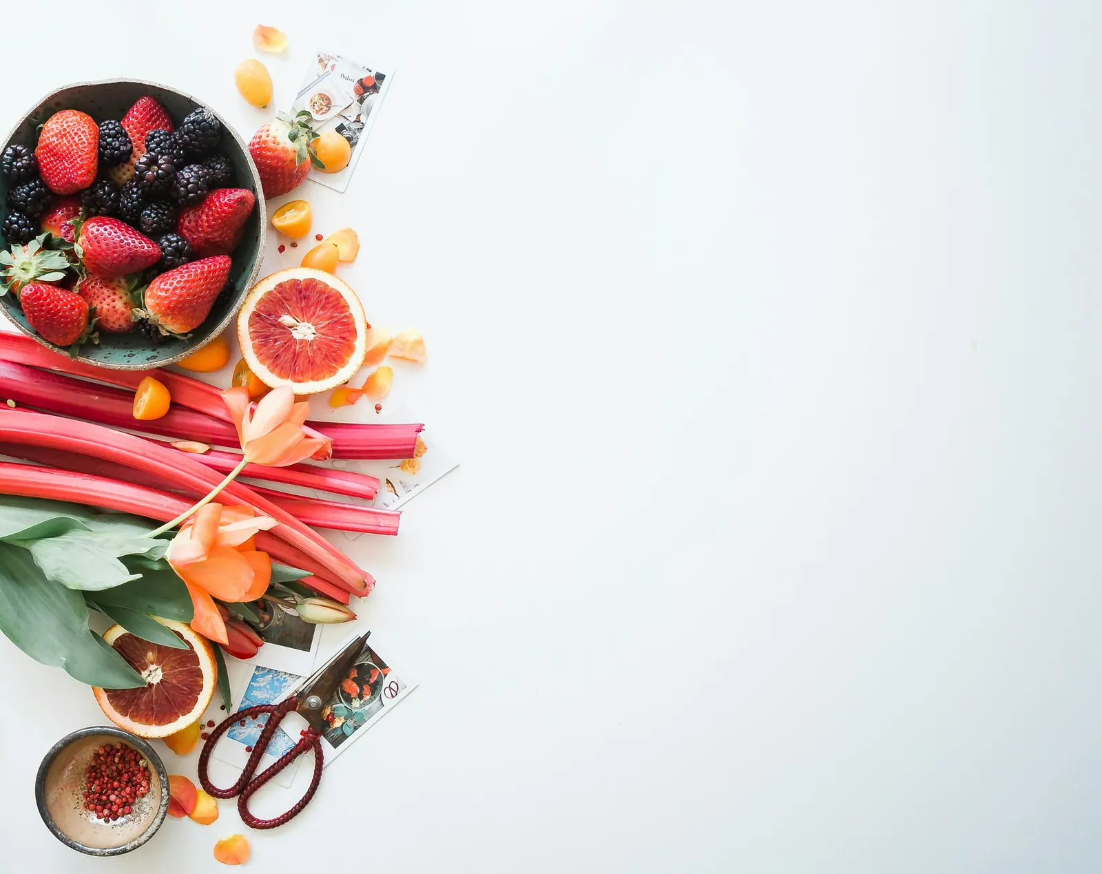 Frutas vermelhas sobre fundo branco