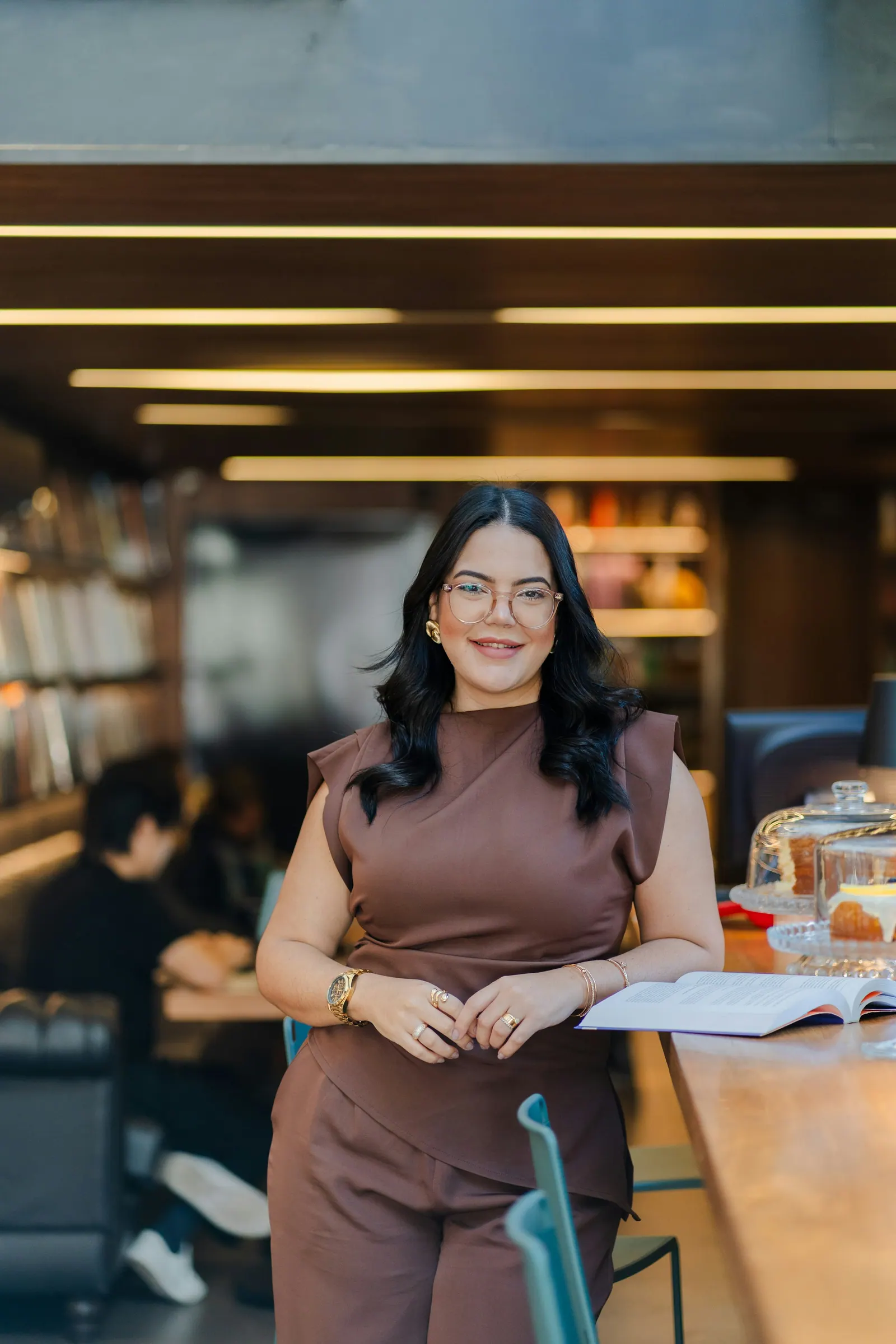 Nutricionista sorrindo de jaleco
