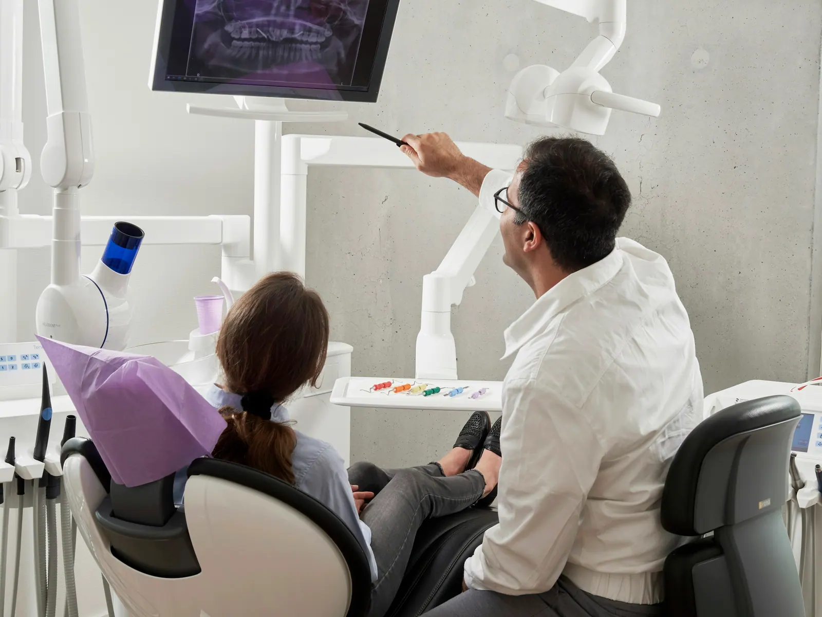 Dentista explicando o tratamento na tela