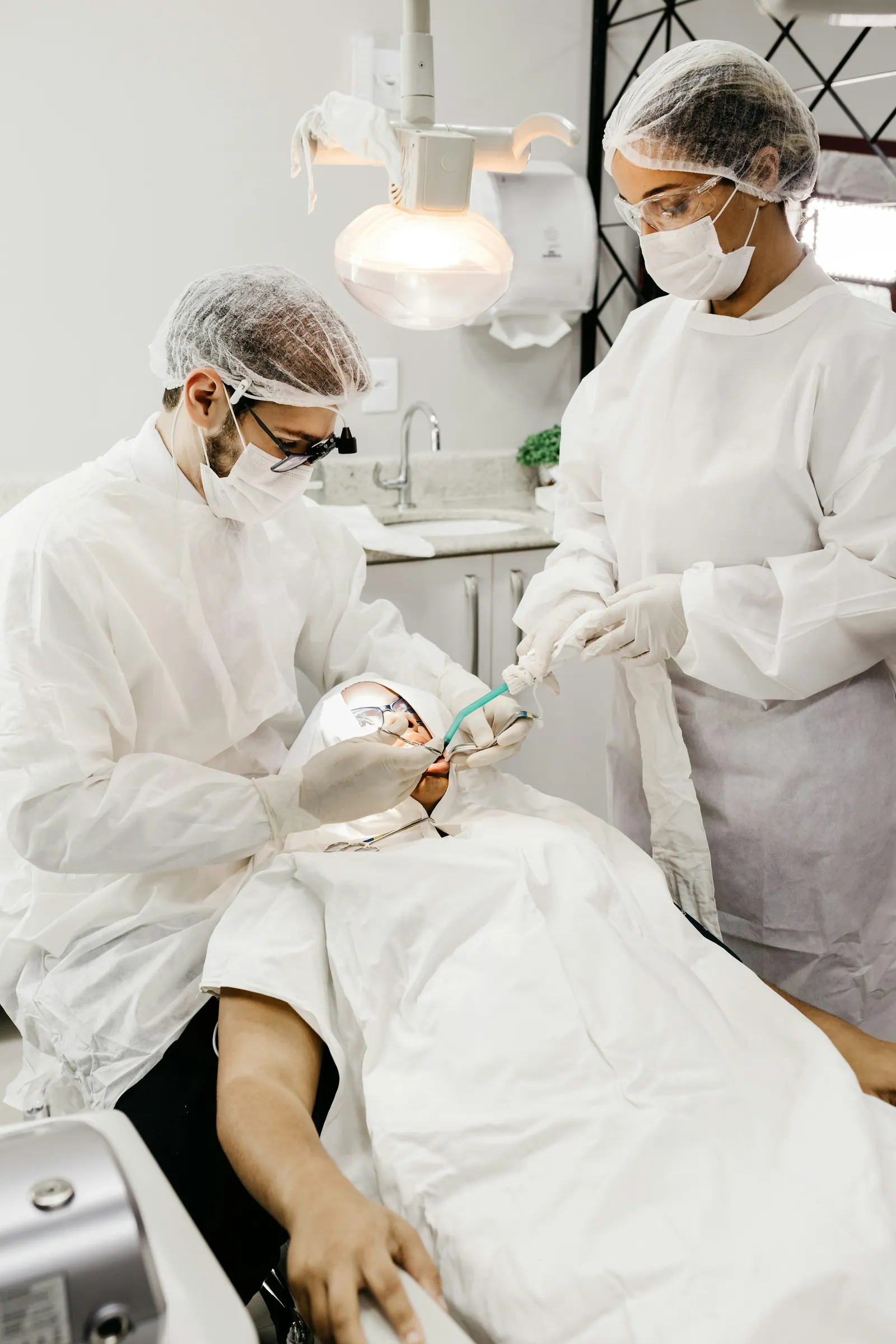 Equipe odontológica realizando um procedimento