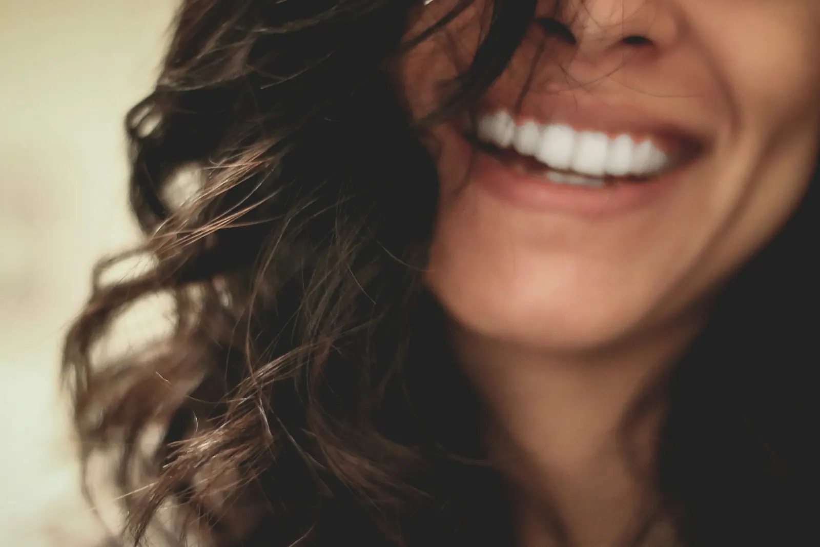 Sorriso feminino em close