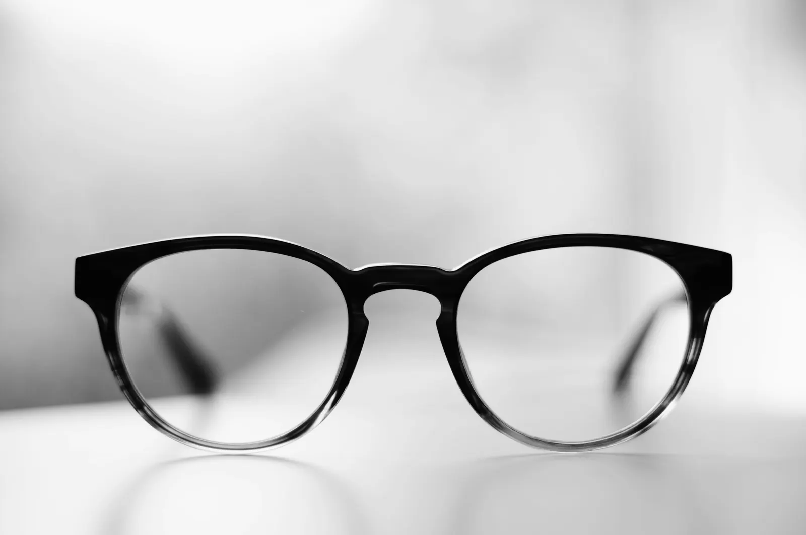 Óculos de acetato preto em foco