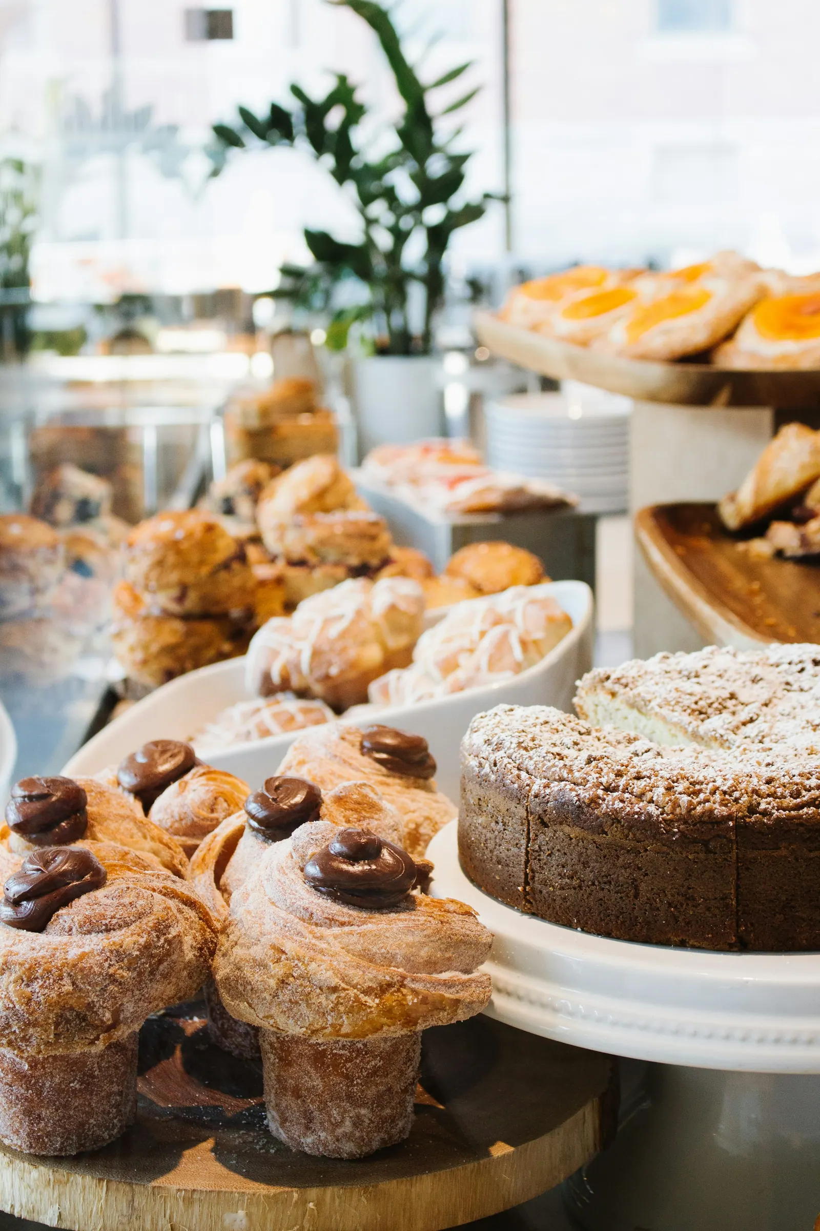 Balcão da padaria com bolos e muffins em boleiras