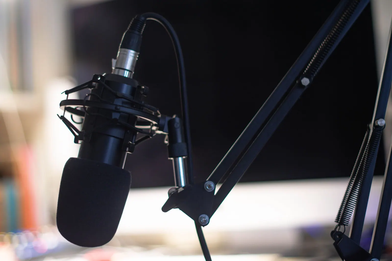 Microfone em braço articulado com fundo desfocado