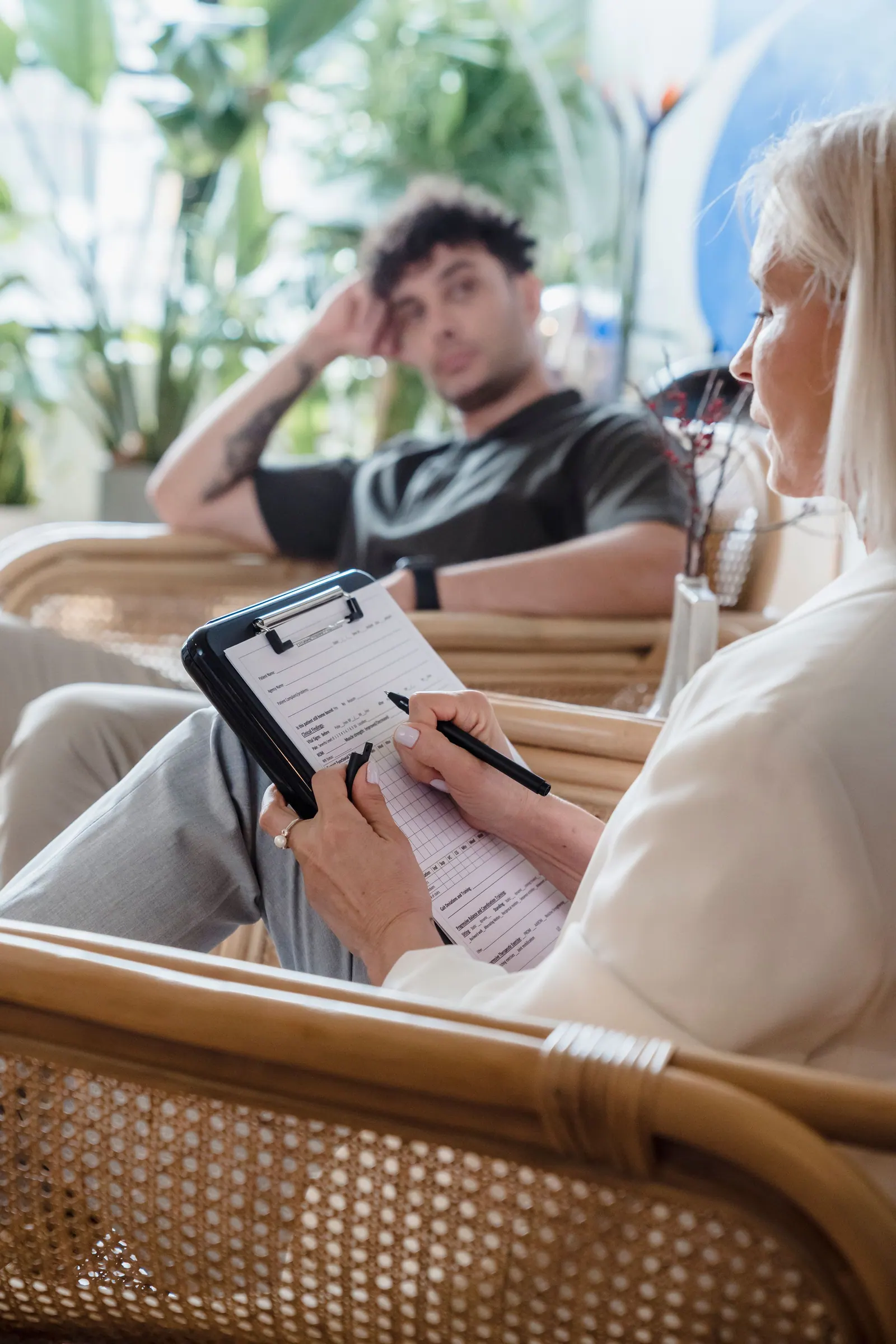 Conversa entre terapeuta e paciente em poltronas