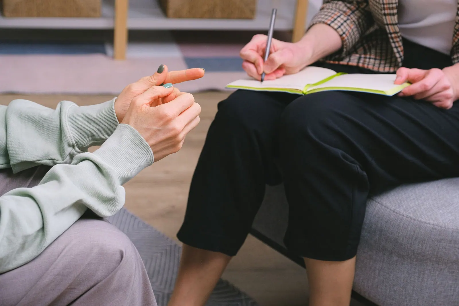 Mãos e caderno durante uma conversa