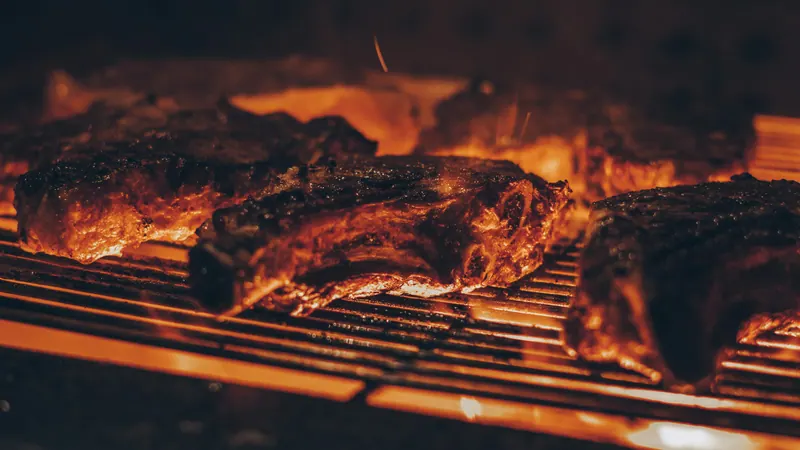 Costelas assando sobre a brasa