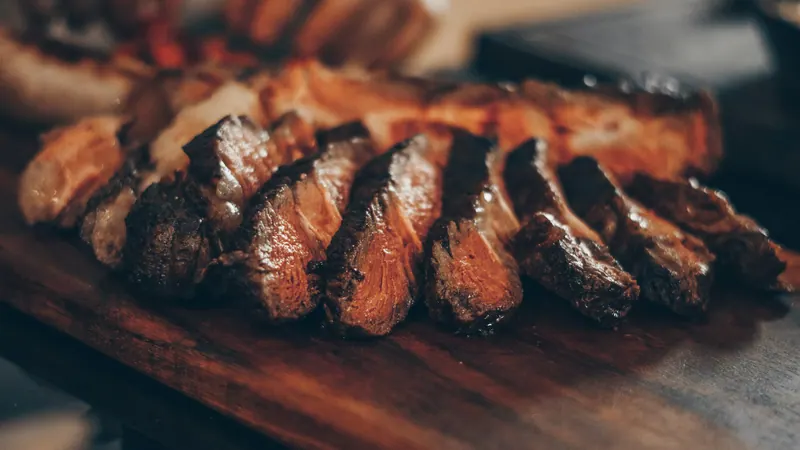 Picanha fatiada sobre tábua de madeira