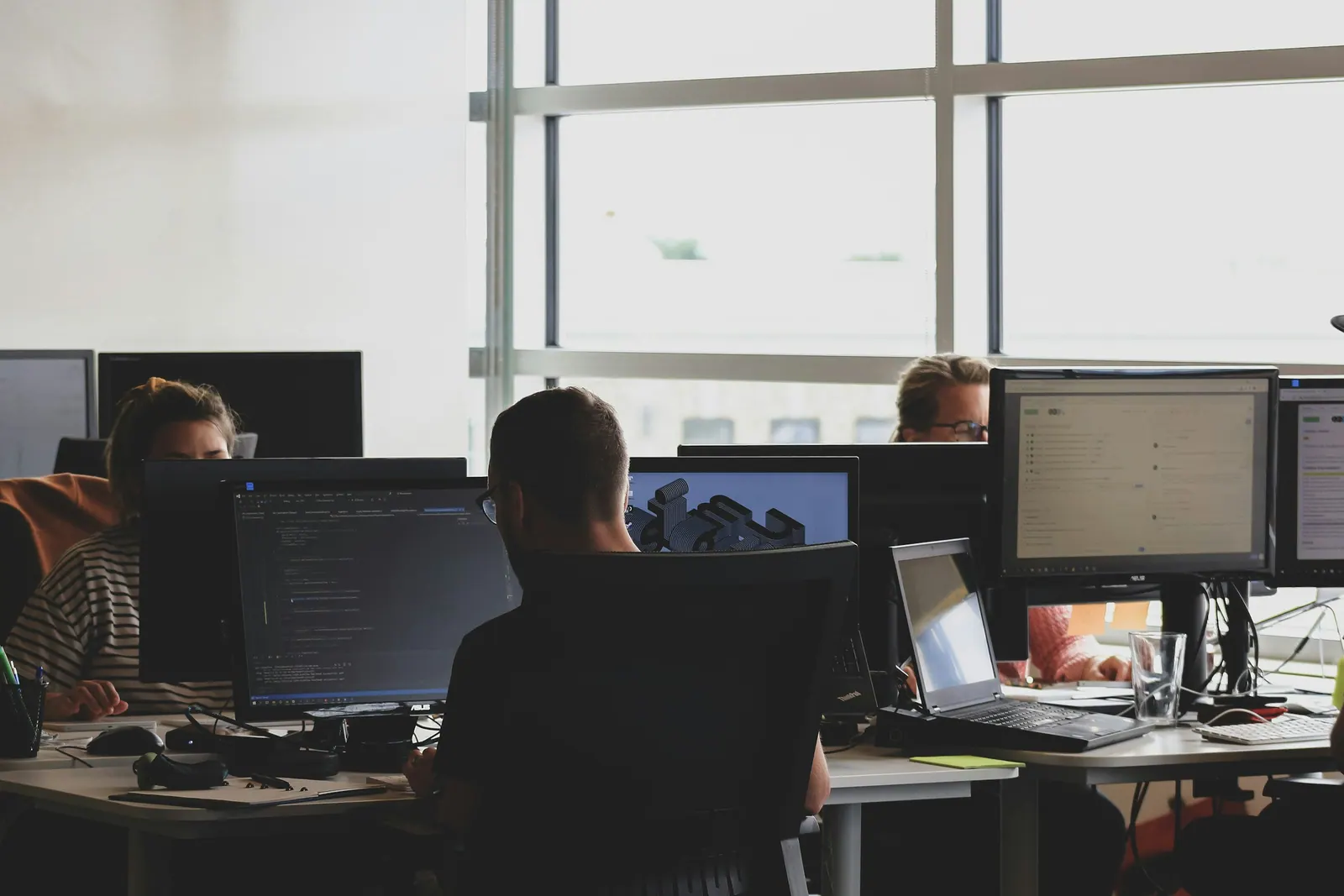 Escritório de tecnologia com várias estações de trabalho