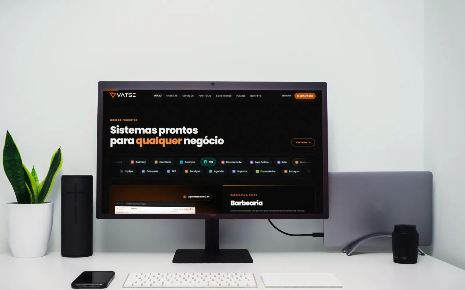 Página dos sistemas da Vatse no monitor de uma mesa de trabalho