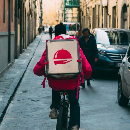 Entregador a caminho